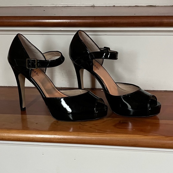 Open tie black patent pump. - Picture 4 of 7
